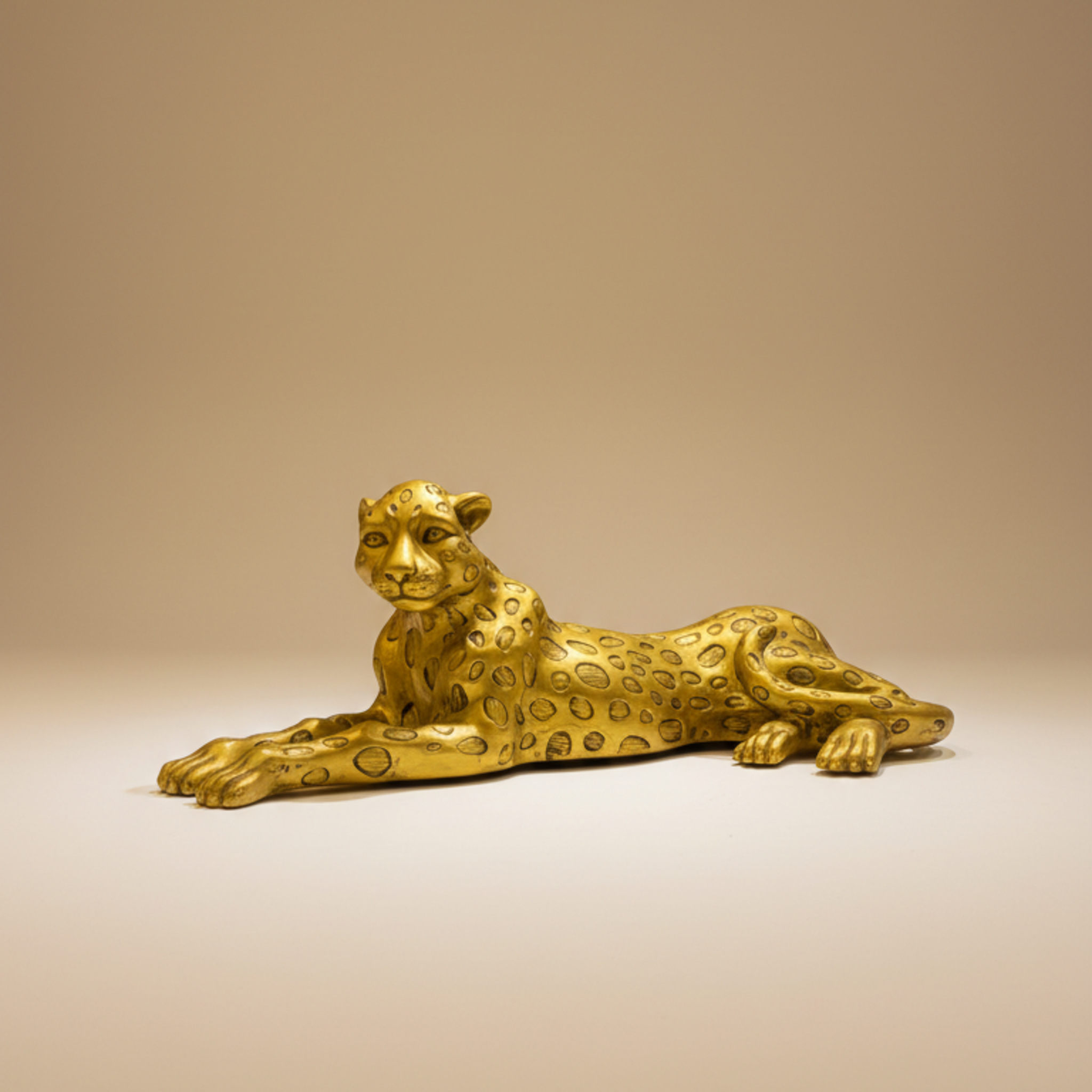 Regal Leopard Sculpture Wildlife Showpiece for Modern Console Table Decor